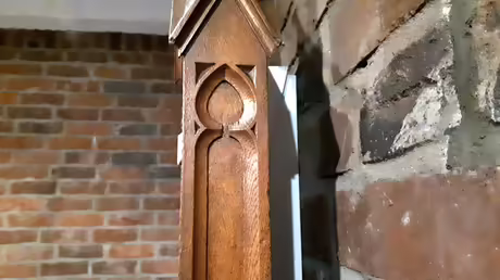 Gut versteckt hinter dem Chorstuhl / &copy; Sr. Emmanuela (privat)