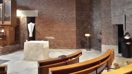 Seit dem 1. Passionssonntag ist das Kreuz in unserer Kirche verh&auml;ngt / &copy; Sr. Emmanuela (privat)