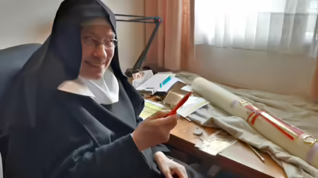 Sr. Benedikta und die Osterkerze / &copy; Sr. Emmanuela (privat)