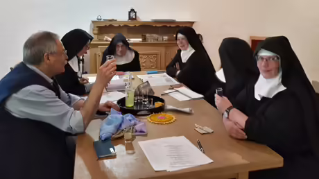 Umtrunk und Planung / &copy; Sr. Emmanuela (privat)