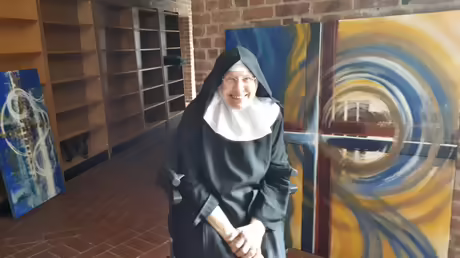 Sr. Benedikta freut sich &uuml;ber die Bilder von Priorin Sr. Eva-Maria / &copy; Sr. Emmanuela (privat)