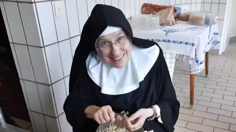 Spargelzubereitung / &copy; Sr. Emmanuela Kohlhaas (privat)