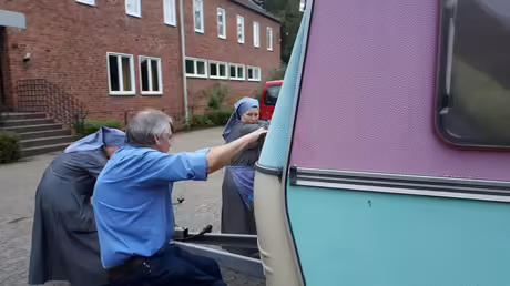 Alle helfen mit / &copy; Sr. Emmanuela (privat)