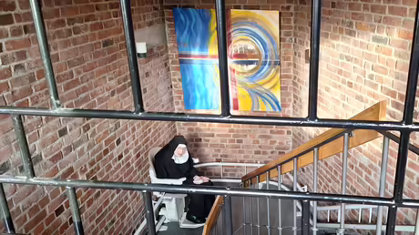 Sr. Benedikta freut sich &uuml;ber den Treppenlift / &copy; Sr. Emmanuela (privat)