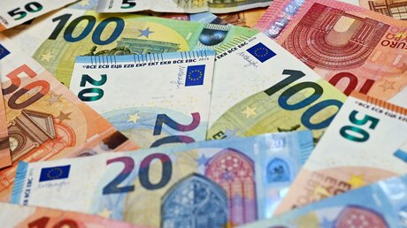 Eurobanknoten liegen auf einem Tisch / © Patrick Pleul (dpa)