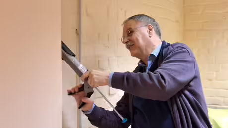 Jan bereitet den Anstrich des neuen Aufenthaltsraumes vor / &copy; Sr. Emmanuela (privat)