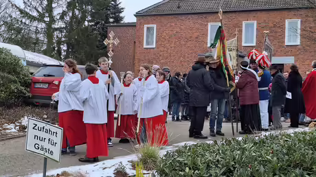 Prozession durch Angermund / &copy; Sr. Emmanuela (privat)