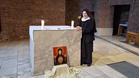 Die neue Ikone und die K&uuml;nstlerin / &copy; Sr. Emmanuela (privat)