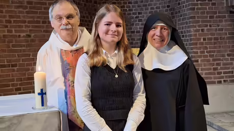 Sophie mit Jan und Sr. Josephine  / &copy; Sr. Emmanuela (privat)