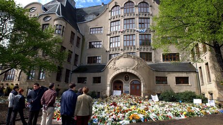 Tage und Wochen nach der Tat kommen viele Menschen zum Erfurter Gutenberg-Gymnasium, um der Opfer des Amoklaufes vom 26. April zu gedenken und Blumen niederzulegen.  / © Jan-Peter Kaspar (dpa)
