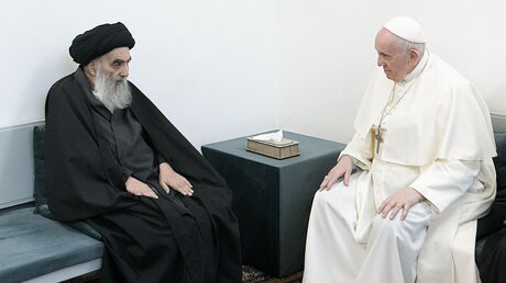 Ali al-Sistani, schiitischer Großajatollah, und Papst Franziskus bei einem Treffen in Nadschaf (Irak) am 6. März 2021 / © Vatican Media/Romano Siciliani (KNA)