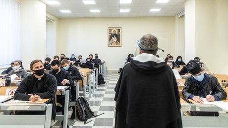 Theologiestudentinnen- und studenten im Hörsaal / © Stefano Dal Pozzolo/Romano Siciliani (KNA)