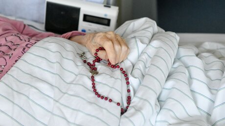 Symbolbild: Patientin betet auf der Palliativstation. / © Harald Oppitz (KNA)