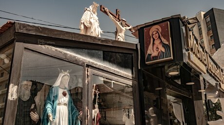 Figur einer gekrönten Madonna im Schaufenster eines Geschäfts mit Heiligenfiguren im Libanon / © Francesca Volpi (KNA)