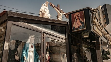 Schaufenster eines Geschäfts mit Heiligenfiguren in Antelias im Libanon / © Francesca Volpi (KNA)