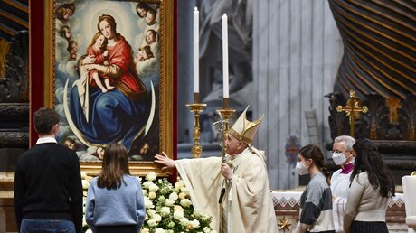 Papst Franziskus berührt das Gemälde einer Madonna / © Paolo Galosi/Romano Siciliani (KNA)
