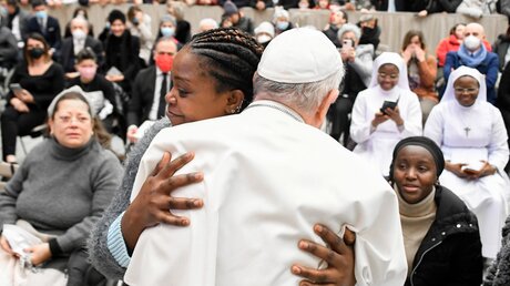 Papst Franziskus und eine Frau umarmen sich während der Generalaudienz / © Vatican Media/Romano Siciliani (KNA)