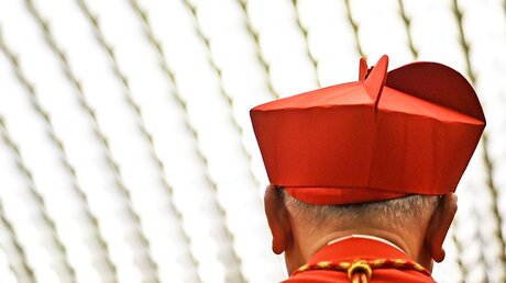 Ein Kardinal mit Birett / © Cristian Gennari/Romano Siciliani (KNA)