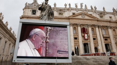 Auf einer Großleinwand wird übertragen, wie Papst Franziskus den Segen Urbi et orbi spendet / © Vatican Media/Romano Siciliani (KNA)