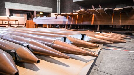  Orgelpfeifen und Kirchenbänke in profaniertem Kirchengebäude
 / © Julia Steinbrecht (KNA)