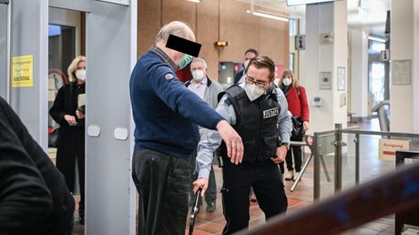 Der angeklagte Priester Hans U. bei der Sicherheitskontrolle / © Julia Steinbrecht (KNA)