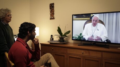 Papst Franziskus im Fernsehen / © Cristian Gennari/Romano Siciliani (KNA)
