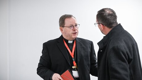 Bischof Georg Bätzing im Gespräch / © Julia Steinbrecht (KNA)