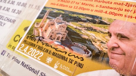 Plakat mit der Ankündigung einer Reise von Papst Franziskus nach Malta  / © Marialuisa Plassmann (KNA)