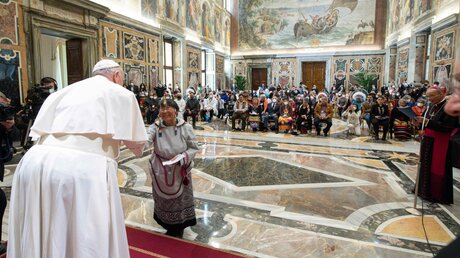 Papst Franziskus begrüßt Teilnehmer einer Delegation der indigenen Völker Kanadas / © Vatican Media/Romano Siciliani (KNA)