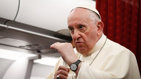Papst Franziskus im Gespräch mit Journalisten im Flugzeug / © Paul Haring/CNS Photo (KNA)