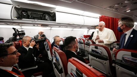 Papst Franziskus spricht mit Journalisten an Bord eines Flugzeugs / © Paul Haring (KNA)