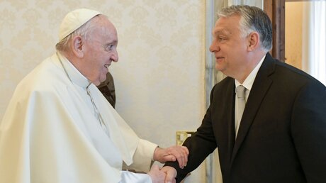Papst Franziskus begrüßt Viktor Orban, Ministerpräsident von Ungarn / © Romano Siciliani (KNA)