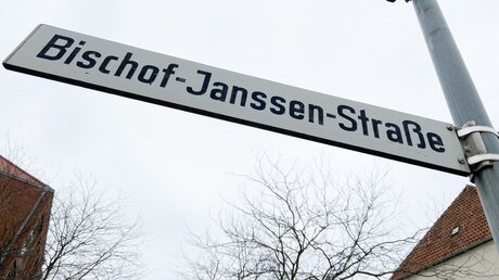 Straßenschild Bischof-Janssen-Straße / © Michael Althaus (KNA)