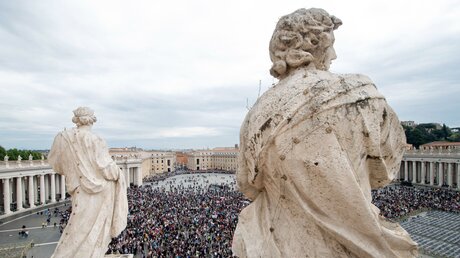 Menschen auf dem Petersplatz / © Vatican Media/Romano Siciliani (KNA)