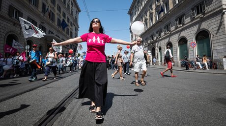 Eine Abtreibungsgegnerin trägt ein pinkes Shirt mit einem Piktogramm einer Familie / © Cristian Gennari/Romano Siciliani (KNA)