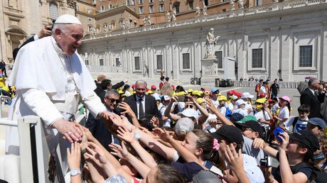 Papst Franziskus grüßt vom Papamobil aus / © Vatican Media/Romano Siciliani (KNA)