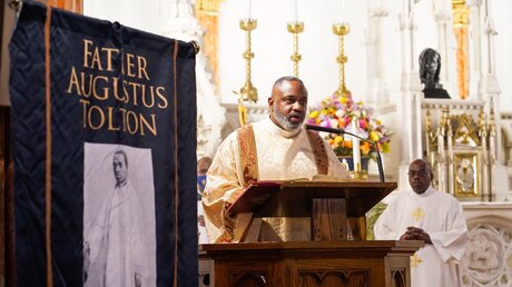 Pater Augustus Tolton, abgebildet auf dem Banner, gilt als erster schwarzer Priester der USA / © Gregory A. Shemitz/CNS Photo (KNA)
