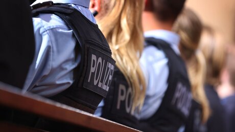 Polizeibeamte in einer Kirchenbank / © Karl-Josef Hildenbrand/dpa-Pool (KNA)