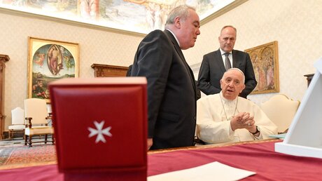  John Dunlap (l.) und Papst Franziskus / © Vatican Media/Romano Siciliani (KNA)