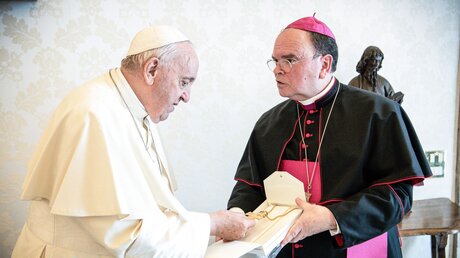 Papst Franziskus empfängt Bischof Bertram Meier / © Vatican Media/Romano Siciliani (KNA)