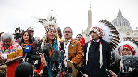 Mitglieder der First Nations, Kanada, auf dem Petersplatz (Archiv) / © Paul Haring (KNA)