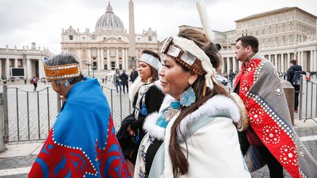 Mitglieder der "First Nations" (Kanada) gehen nach einer Audienz über den Petersplatz im Vatikan (Archiv) / © Paul Haring/CNS Photo (KNA)