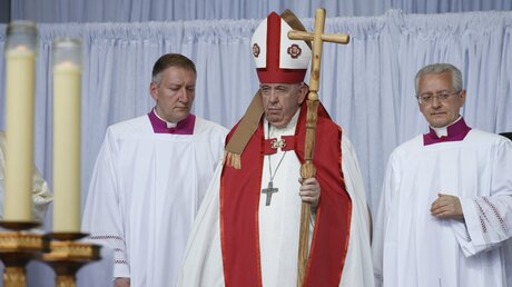 Papst Franziskus zelebriert einem Gottesdienst im Stadion von Edmonton / © Paul Haring/CNS photo (KNA)