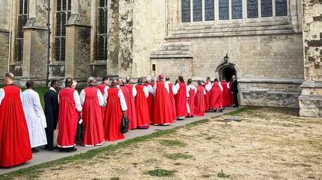 Anglikanische Bischöfe ziehen zu einem Gottesdienst in die Kathedrale von Canterbury ein (Archiv) / © Sabine Kleyboldt (KNA)