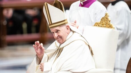 Papst Franziskus macht das Handzeichen für Okay / © Stefano Dal Pozzolo/Romano Siciliani (KNA)