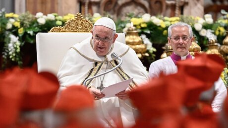 Papst Franziskus spricht während des Konsistoriums am 27. August 2022 im Vatikan / © Vatican Media/Romano Siciliani (KNA)