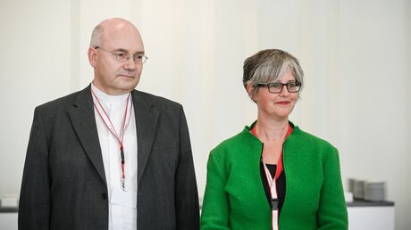 Bischof Helmut Dieser und Birgit Mock / © Julia Steinbrecht (KNA)