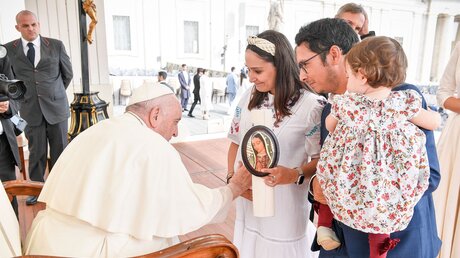 Papst Franziskus mit einer Familie / © Vatican Media/Romano Siciliani (KNA)