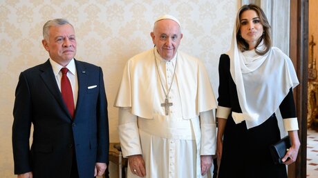 Papst Franziskus empfängt Abdullah II. (l.), König von Jordanien, und seine Frau Rania (r.) im Vatikan / © Romano Siciliani (KNA)