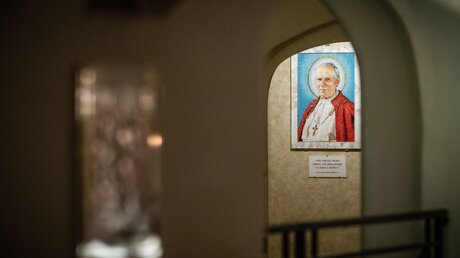 Gang in den Vatikanischen Grotten, große Krypta mit Papstgräbern, mit einem Mosaik-Porträt von Papst Johannes Paul II. / © Cristian Gennari/Romano Siciliani (KNA)